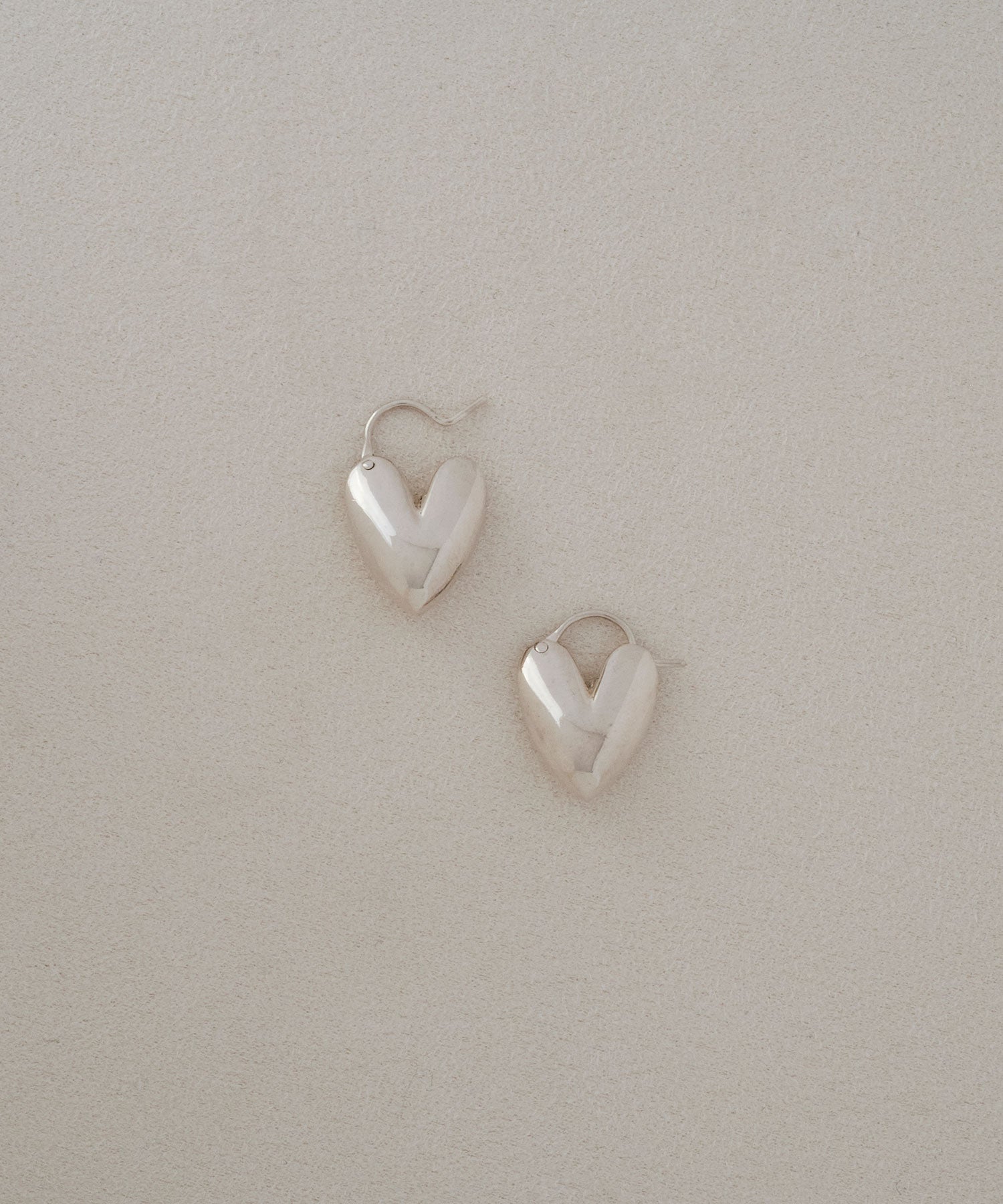 TINY PUFFY HEART HOOPS｜R.ALAGAN(ララガン)公式通販｜ジュエリー、アクセサリー、イヤリング、ピアス