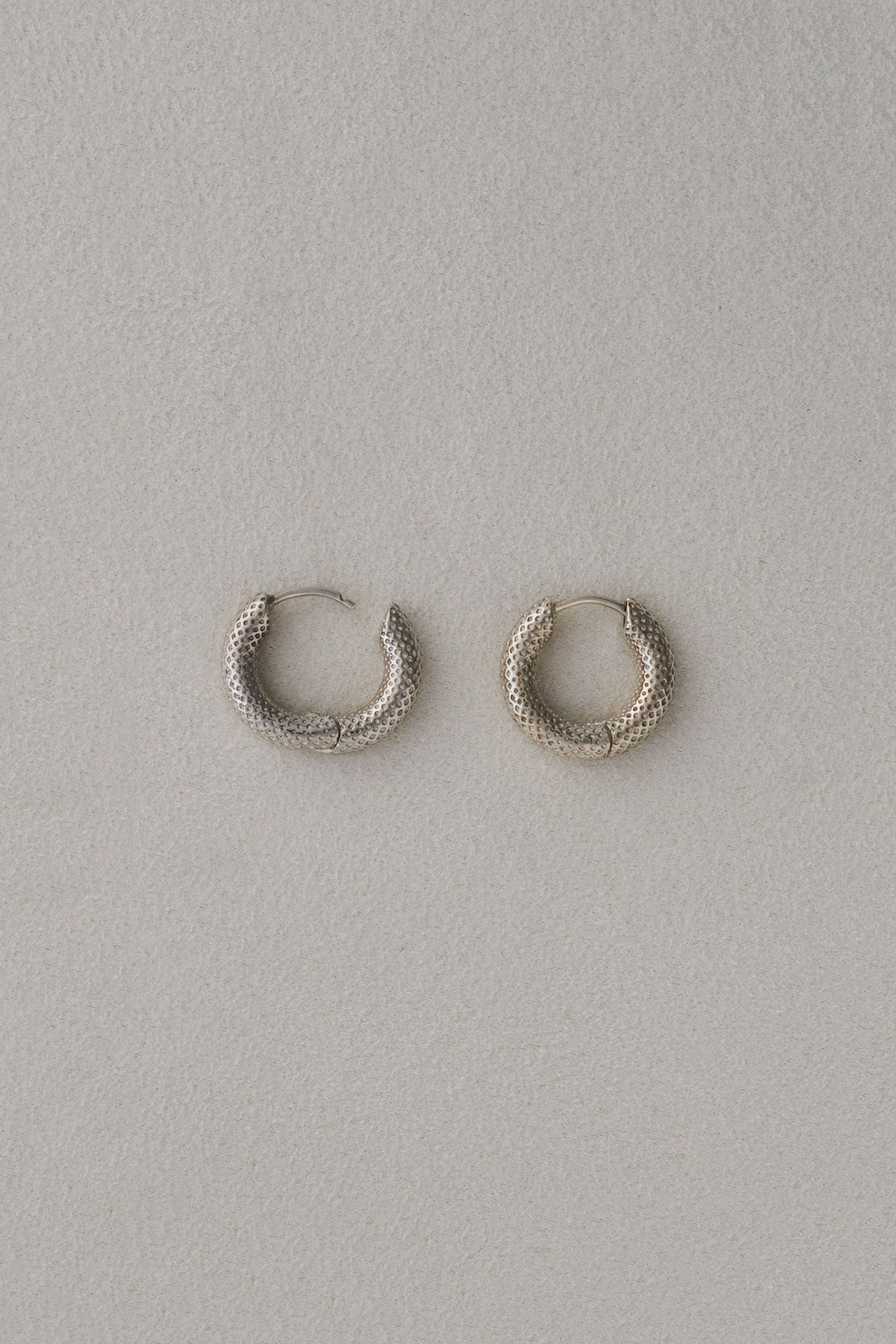 TINY DOT HOOPS｜R.ALAGAN(ララガン)公式通販｜ドットフープピアス
