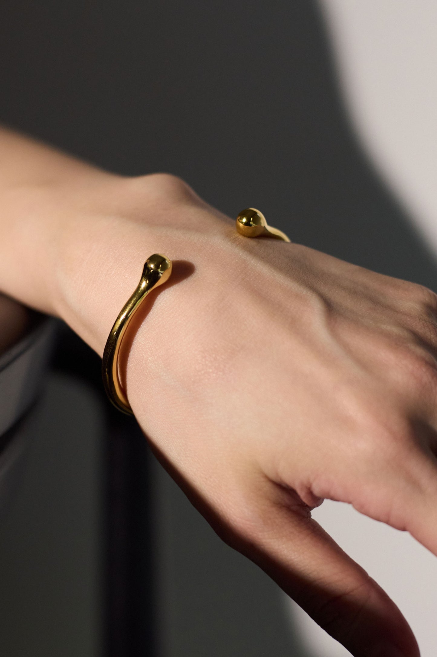 THIN FIBULA BANGLE
