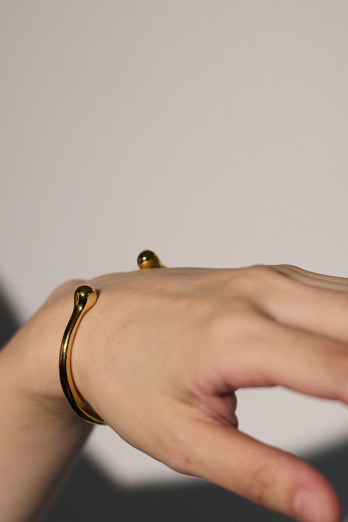 THIN FIBULA BANGLE