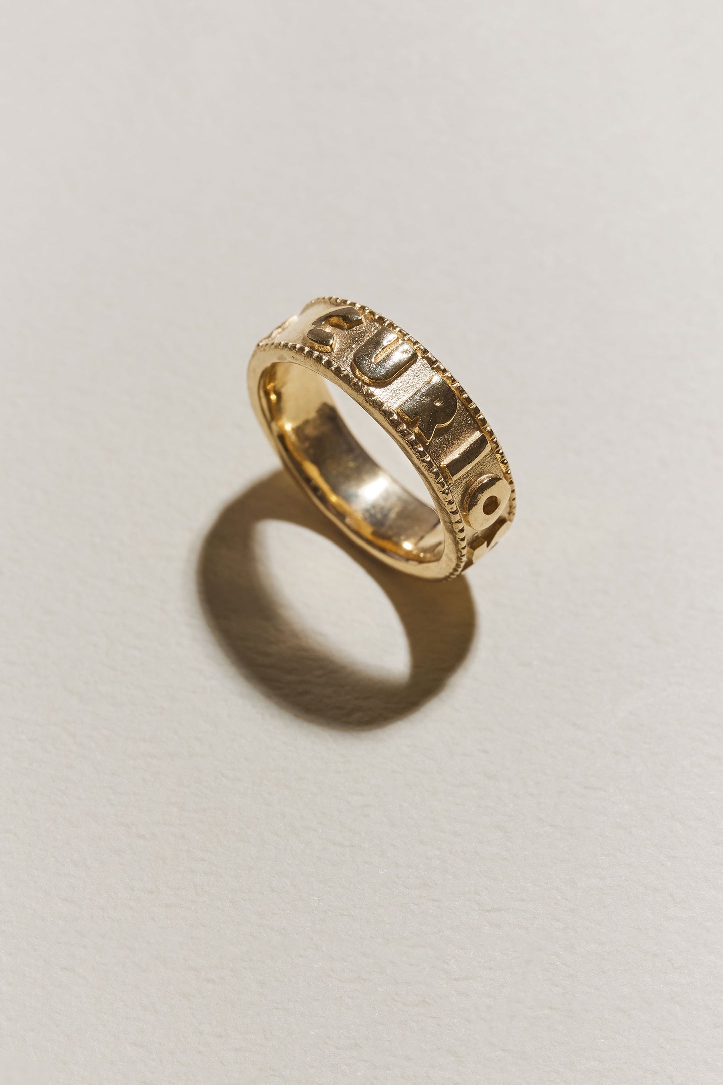 ENGRAVED RING "IDLE CURIOSITY"