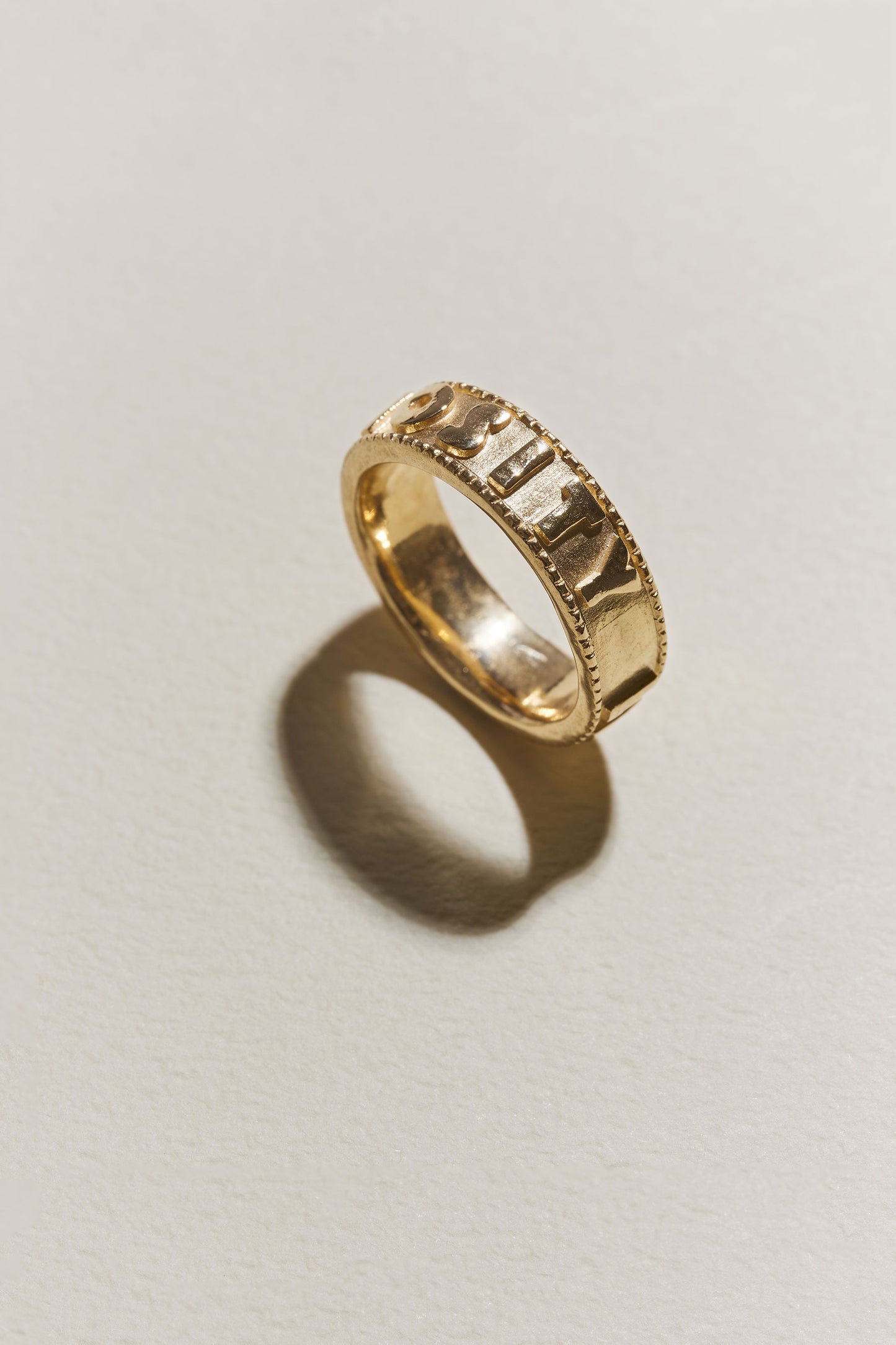 ENGRAVED RING "IDLE CURIOSITY"