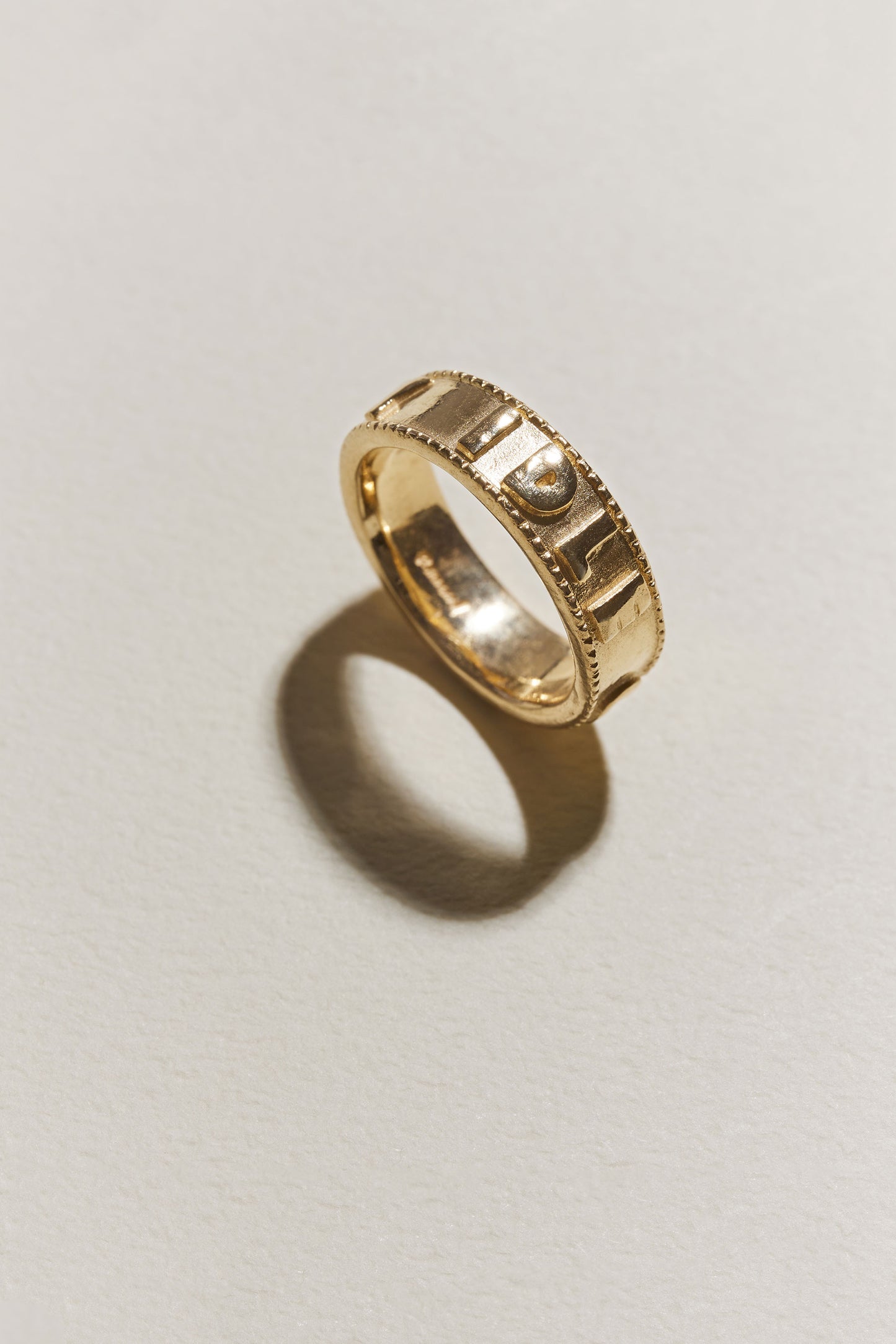 ENGRAVED RING "IDLE CURIOSITY"