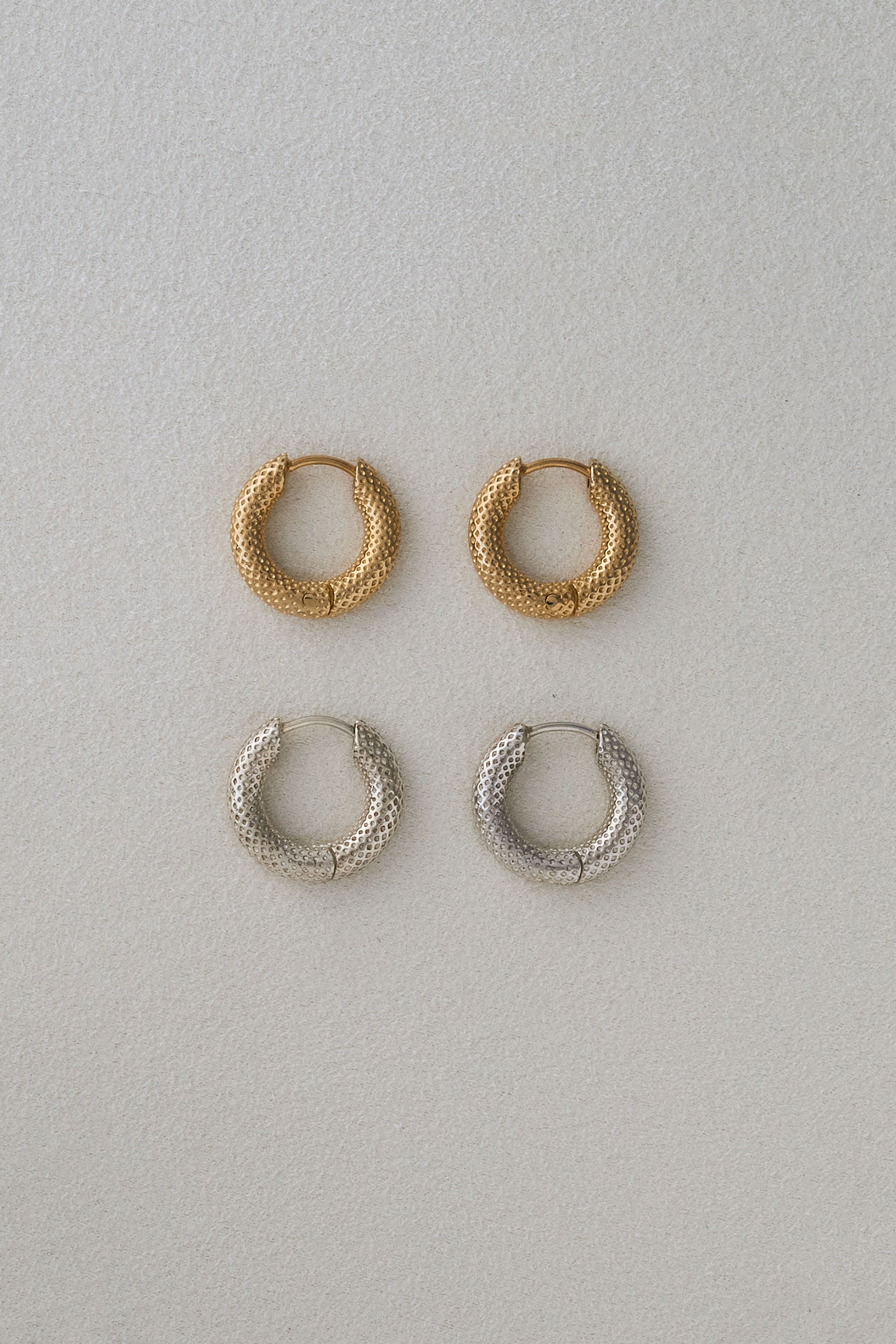 TINY DOT HOOPS｜R.ALAGAN(ララガン)公式通販｜ドットフープピアス