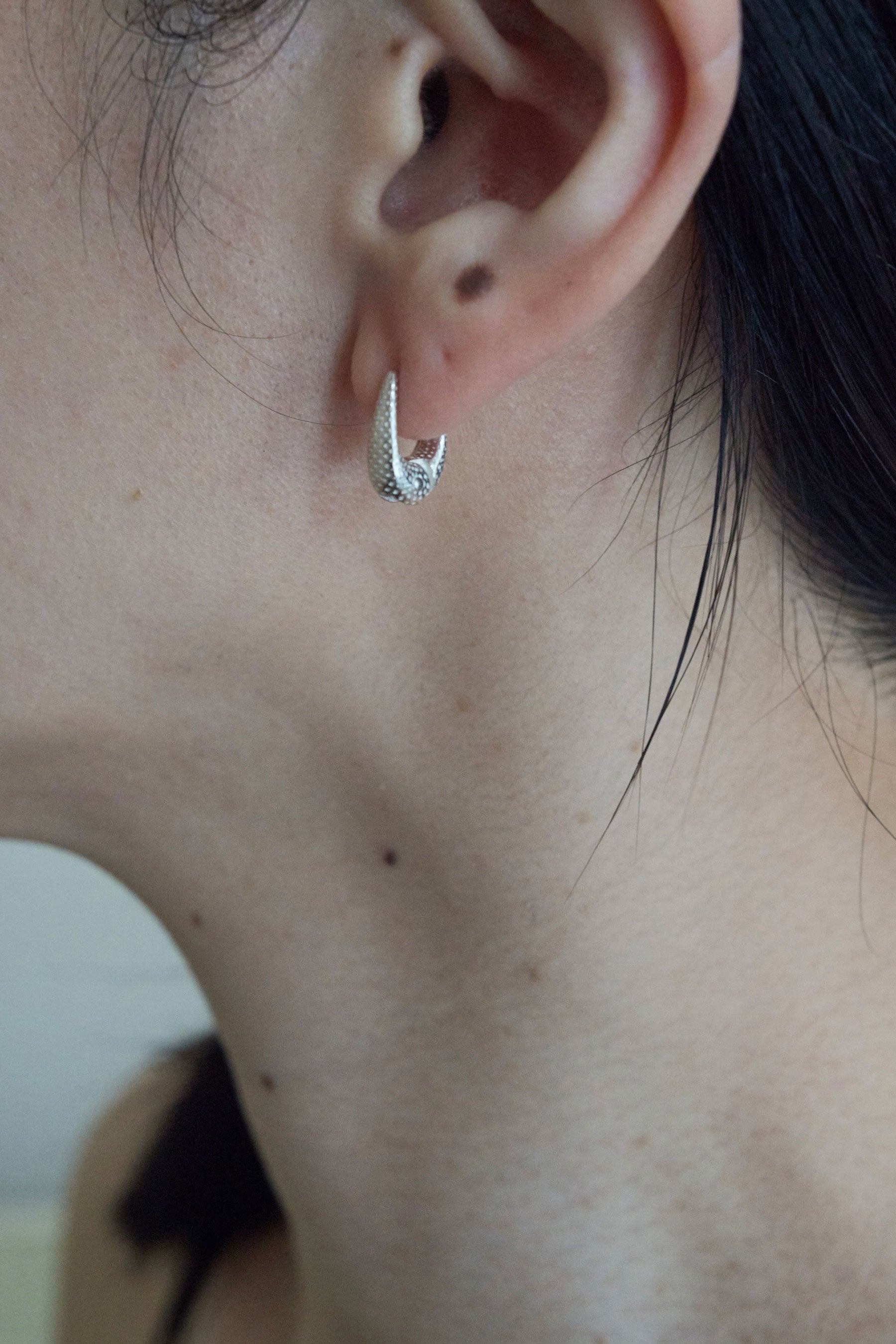 TINY DOT THIN HOOPS｜R.ALAGAN(ララガン)公式通販｜ドットフープ