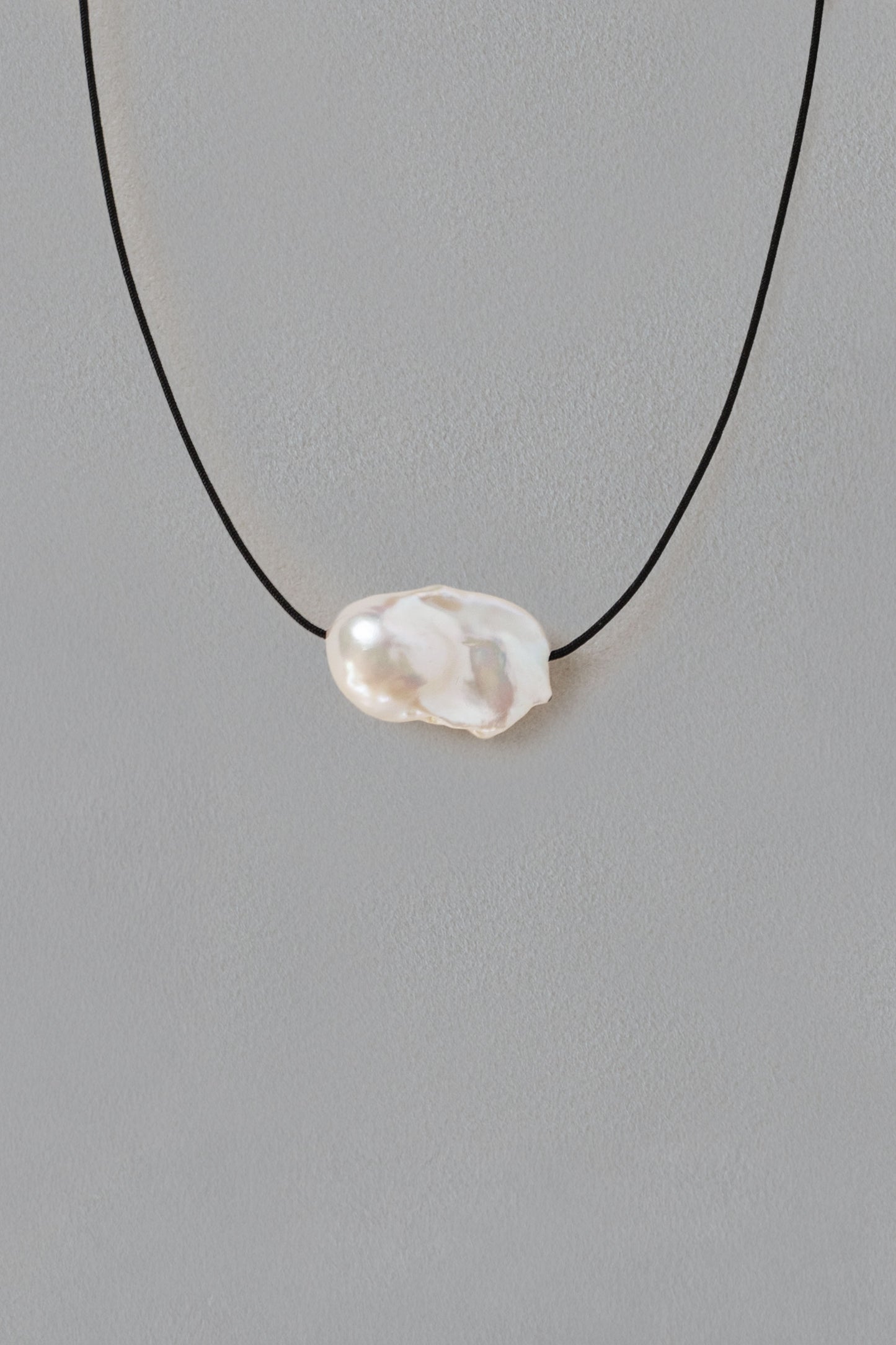 DISTORTED PEARL CHOKER