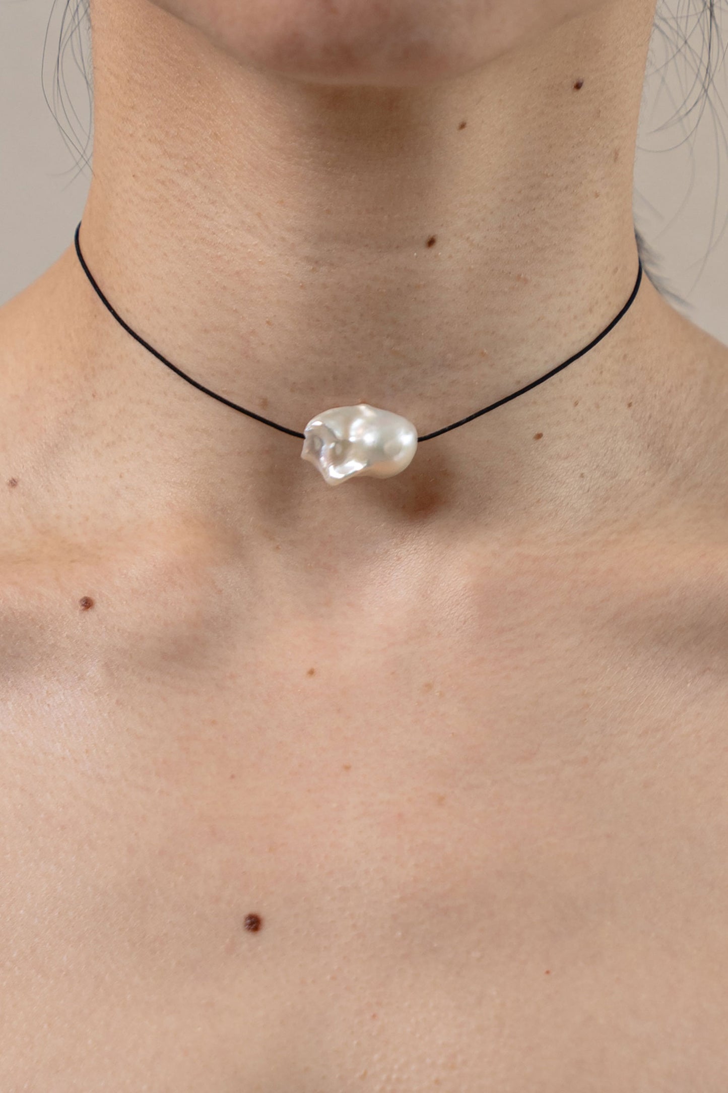 DISTORTED PEARL CHOKER