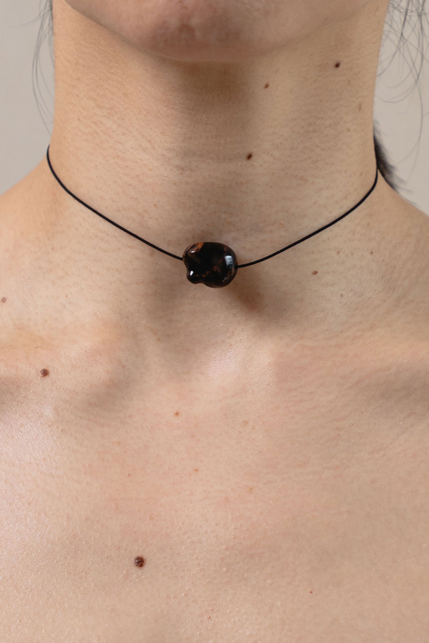 DISTORTED STONE CHOKER MAHOGANY