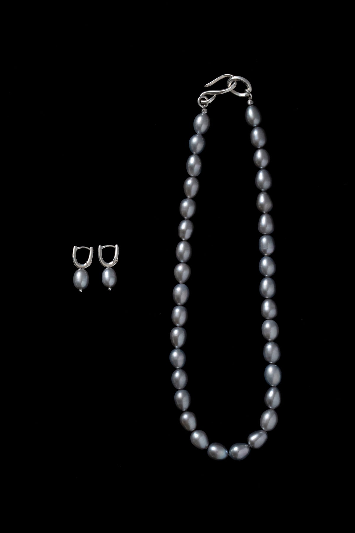 DEWDROP GRAY PEARL HOOPS
