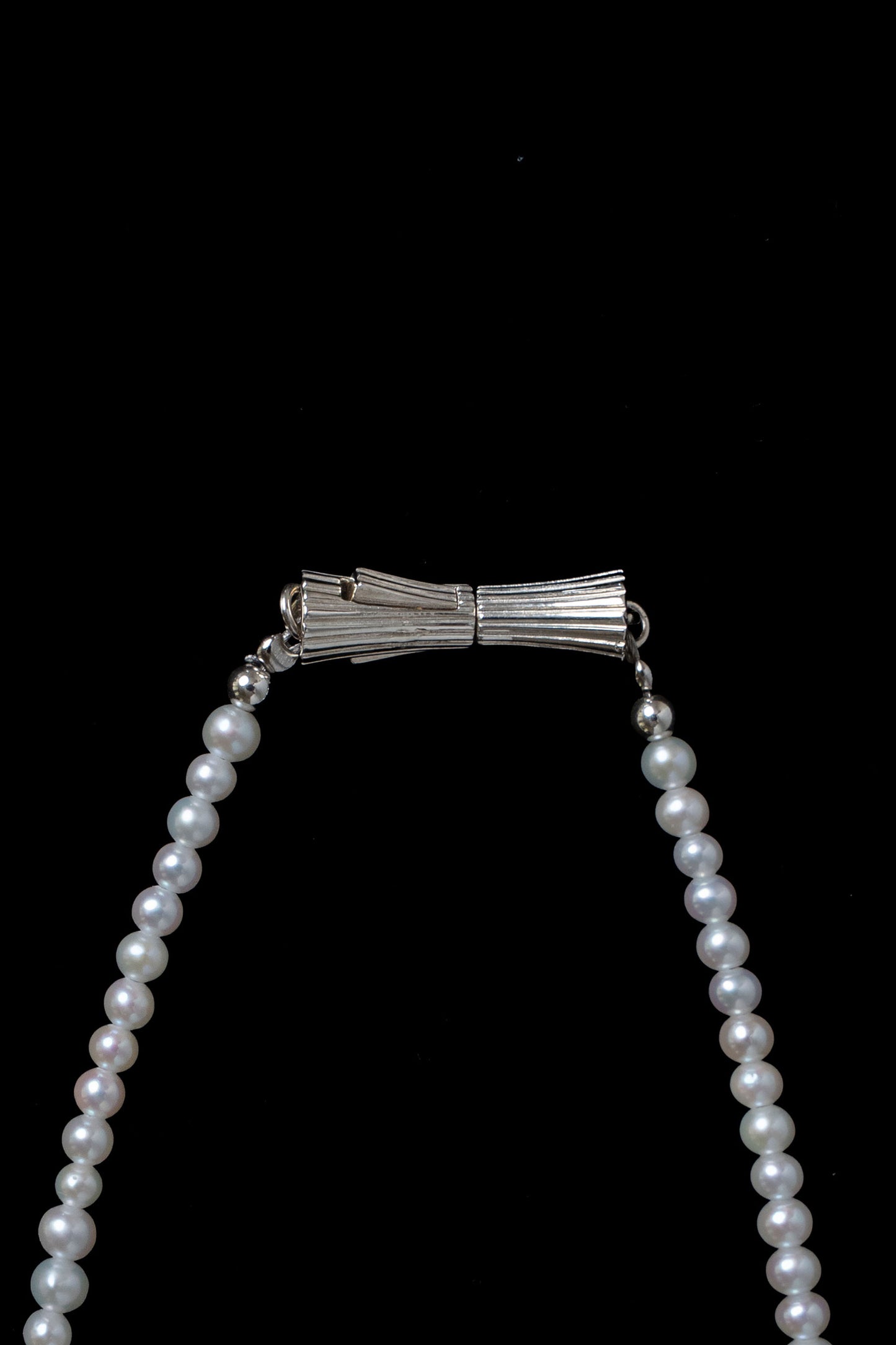 DELICATE PEARL NECKLACE