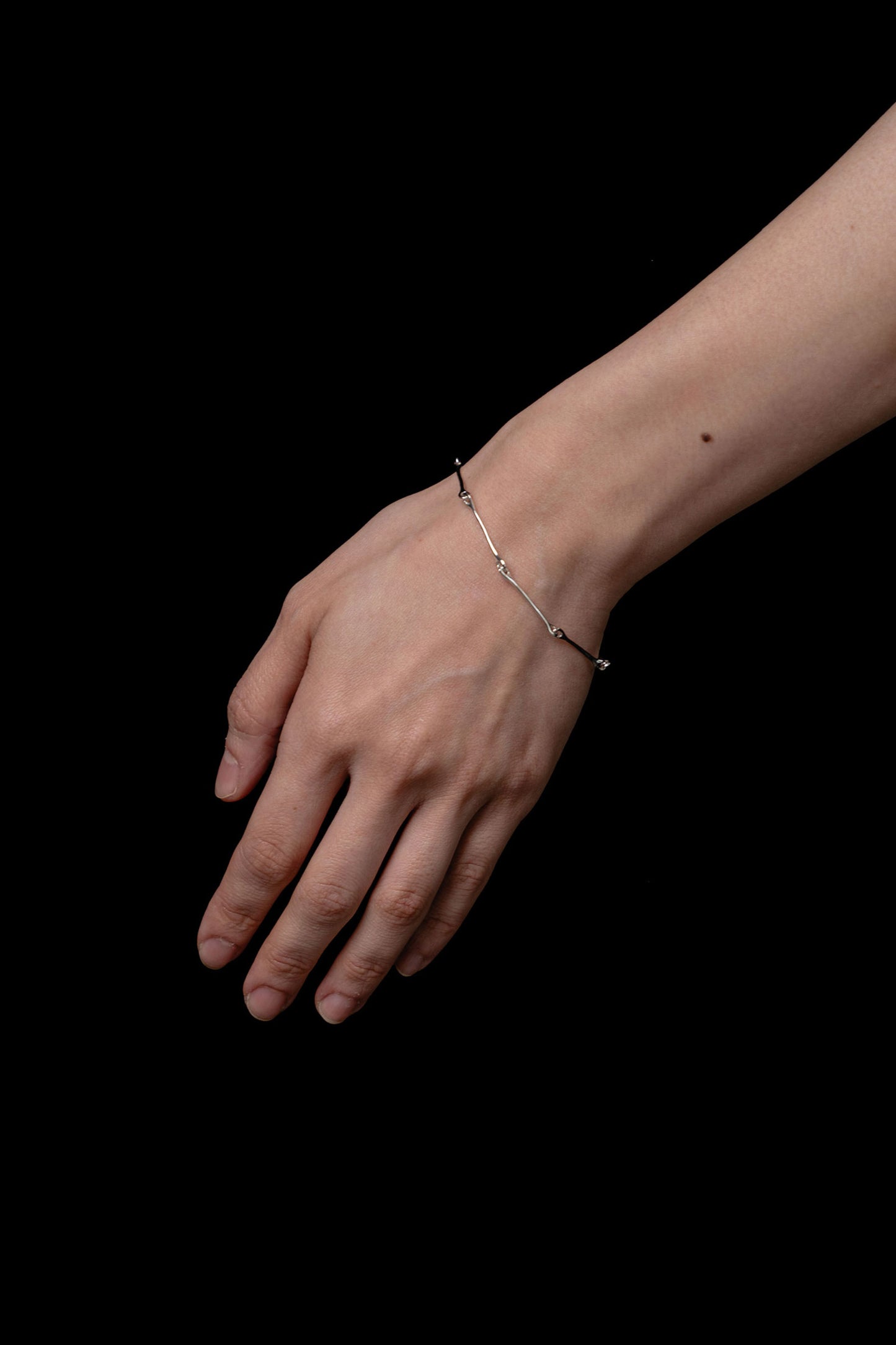 THIN FIBULA CHAIN BRACELET