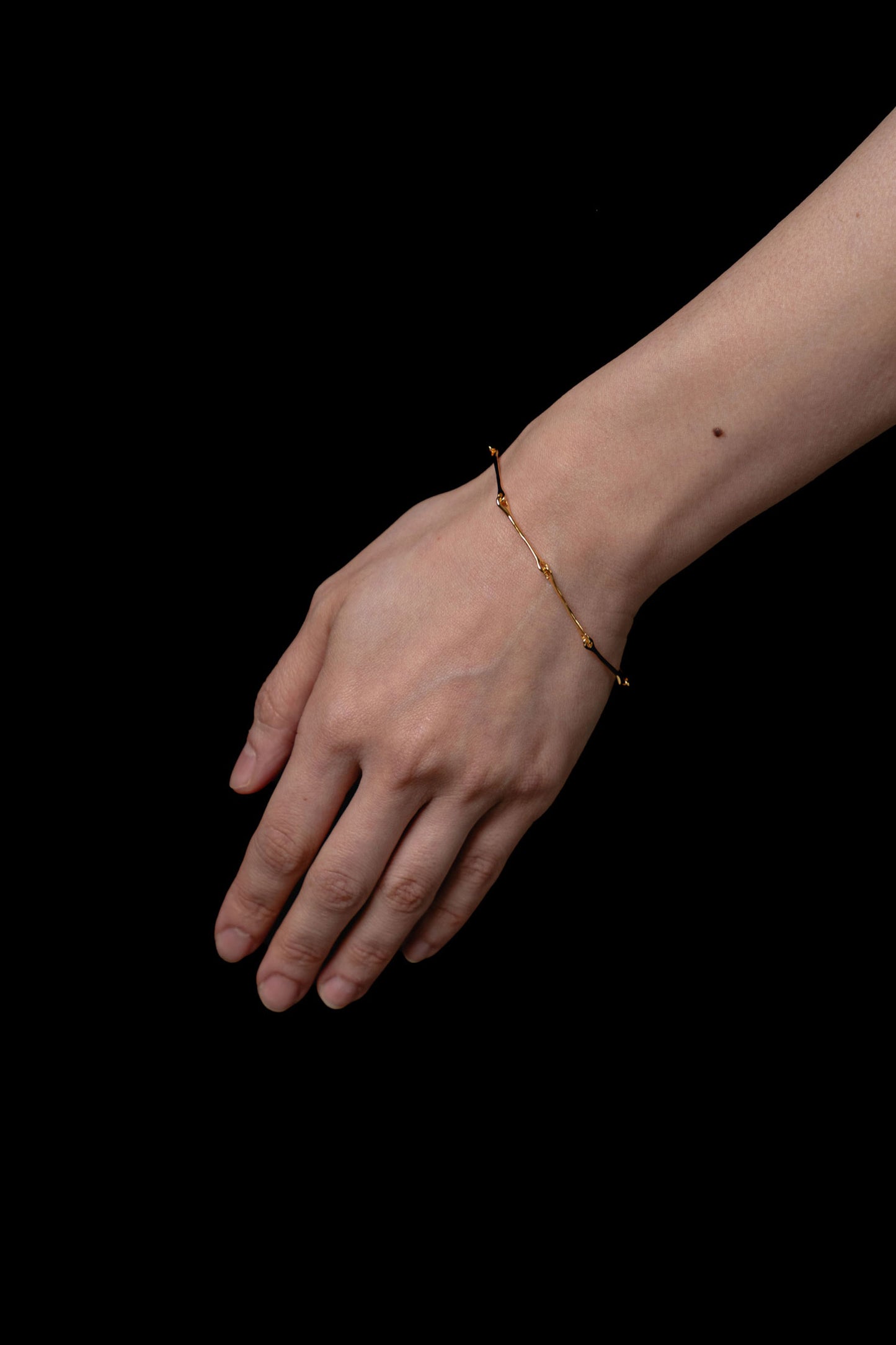 THIN FIBULA CHAIN BRACELET