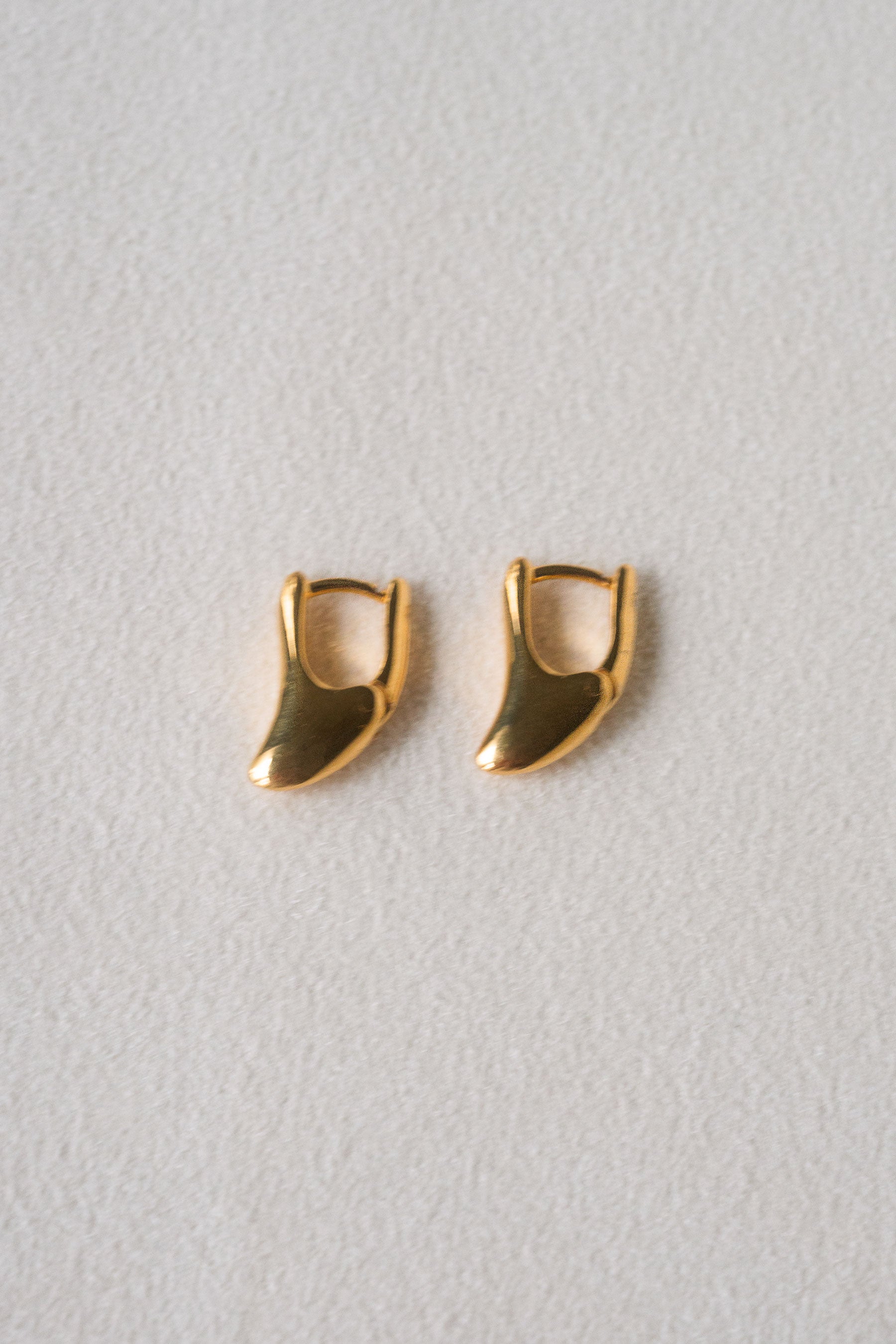 TINY MOON HOOPS｜R.ALAGAN(ララガン)公式通販｜ムーン(月)ピアス