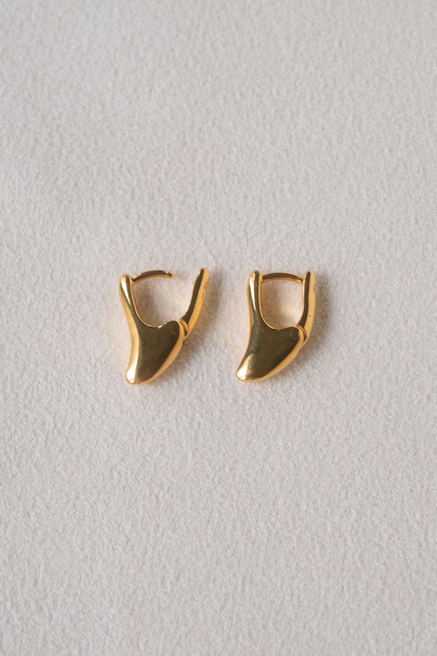 TINY MOON HOOPS｜R.ALAGAN(ララガン)公式通販｜ムーン(月)ピアス