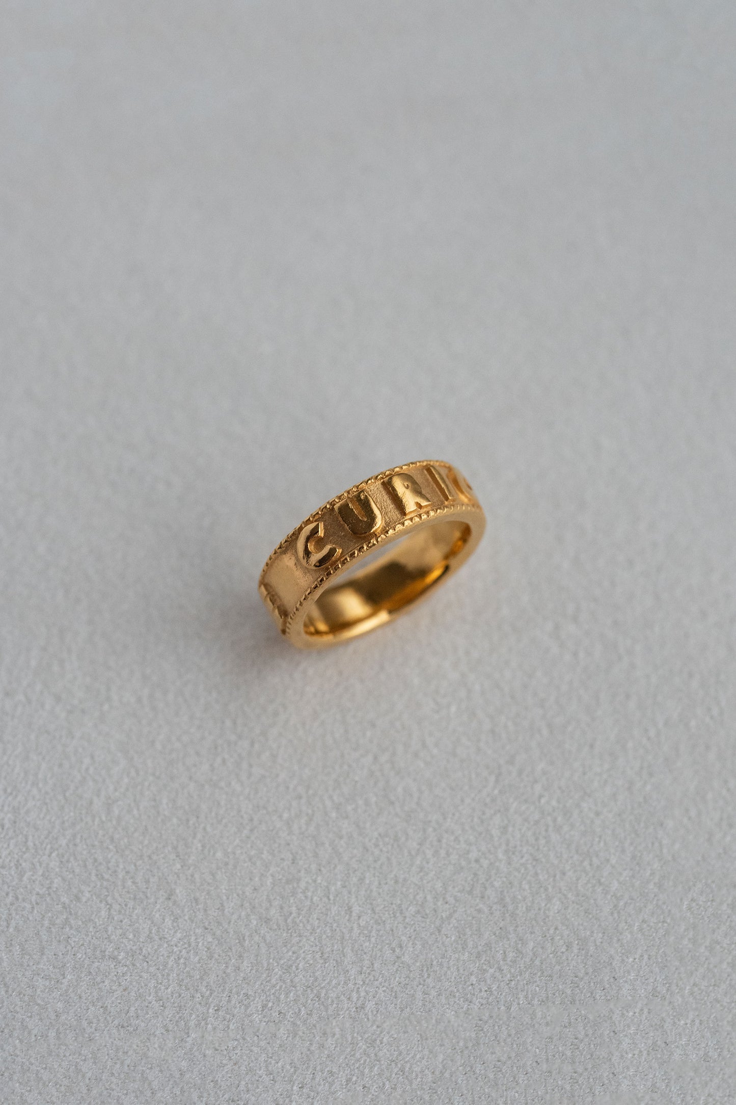 ENGRAVED RING "IDLE CURIOSITY"