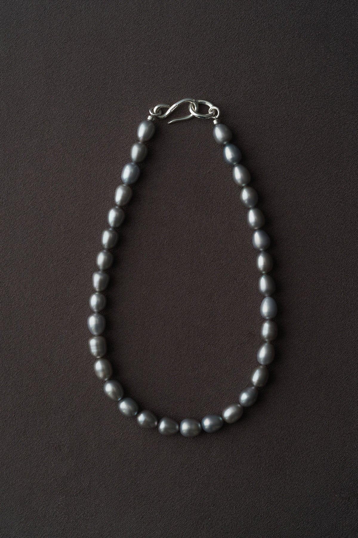GRAY SHORT PEARL NECKLACE
