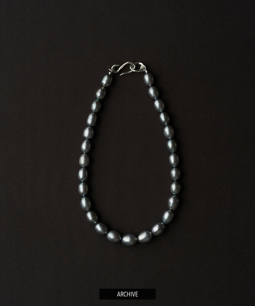 GRAY SHORT PEARL NECKLACE