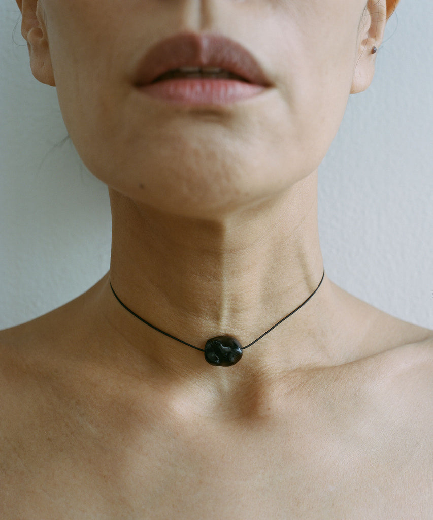 <tc>DISTORTED STONE CHOKER</tc>