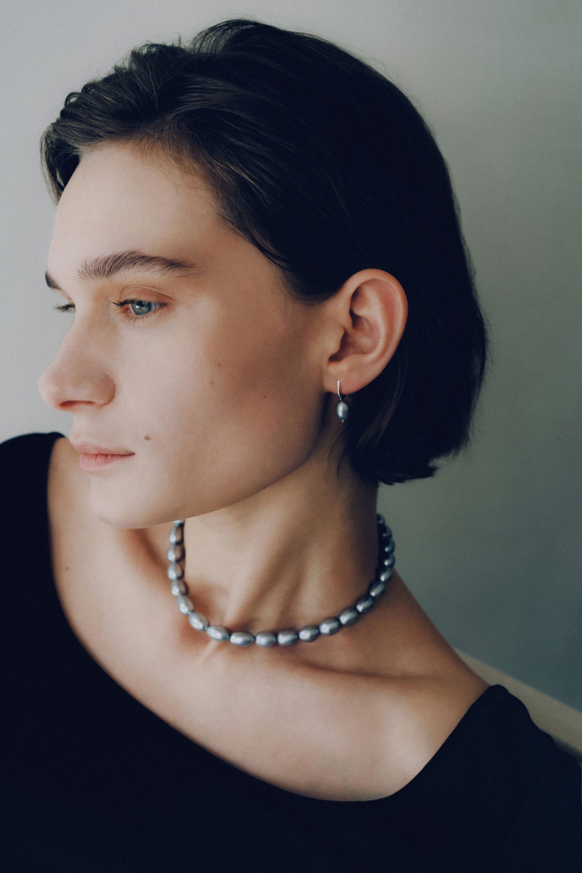 DEWDROP GRAY PEARL HOOPS