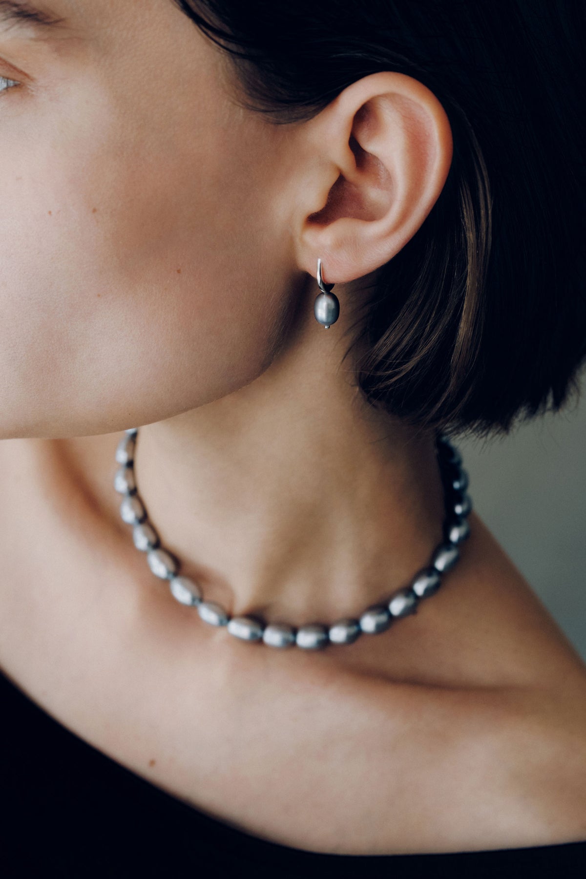 DEWDROP GRAY PEARL HOOPS