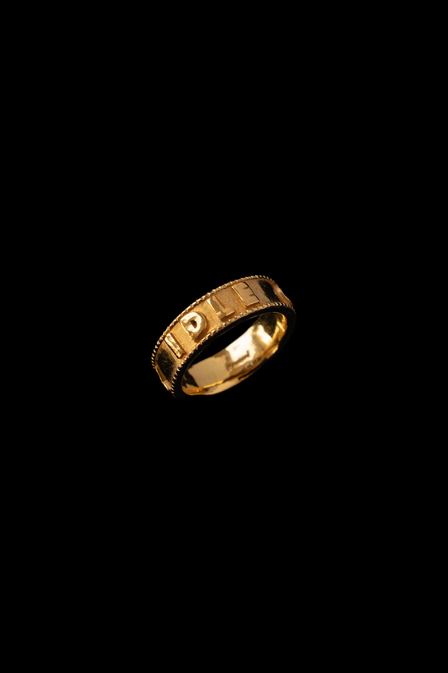 ENGRAVED RING "IDLE CURIOSITY"